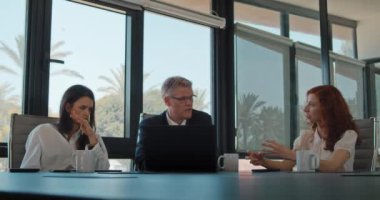 Bir ofis toplantısında iş adamları proje fikirlerini birbirleriyle paylaşıyorlar. Yavaş çekim.