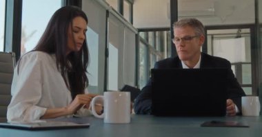 İki iş ortağı yeni bir projeyi tartışmak için ofiste toplantı yapıyorlar. Yavaş çekim.