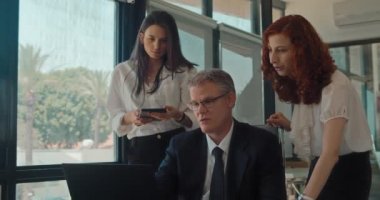 Bir iş adamı bir toplantı sırasında fikirlerini ekibin geri kalanıyla paylaşıyor. Yavaş çekim.