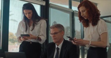 İş görüşmesi sırasında bilgisayardan bir şeyin fotoğrafını çeken genç bir iş kadını. Yavaş çekim.