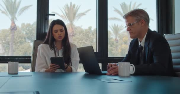 Üzleti Csapat Két Ember Megvitatni Egy Projekt Egy Tabletta Üzleti — Stock videók