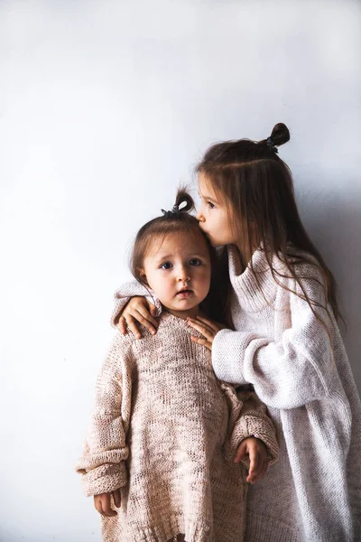 Miúdos da moda a posar. O conceito de moda infantil, inverno, amizade . — Fotografia de Stock