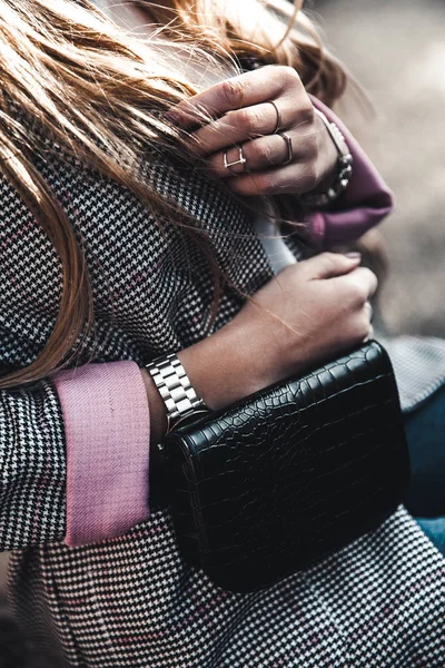 Moda jovem mulher vestindo chapéu preto xadrez casaco bolsa — Fotografia de Stock