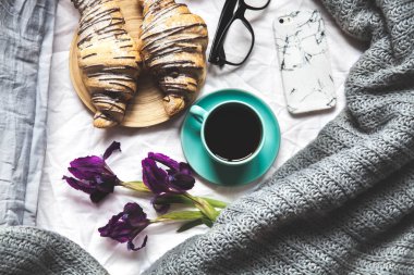 Yatakta kahvaltı. Sabah, kruvasan, kahve, çiçek ve bir defter bir kalem ile. Planlama