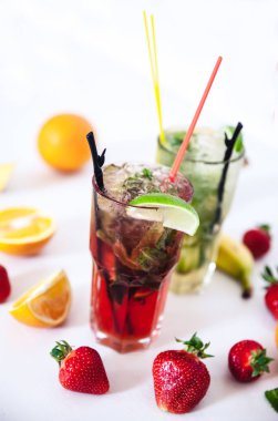 Gelenek yaz içki mojito limon ve nane, çilek ile