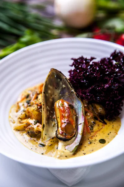 Limon ve otlar toprak kap içinde ahşap arka plan üzerinde yemek midye