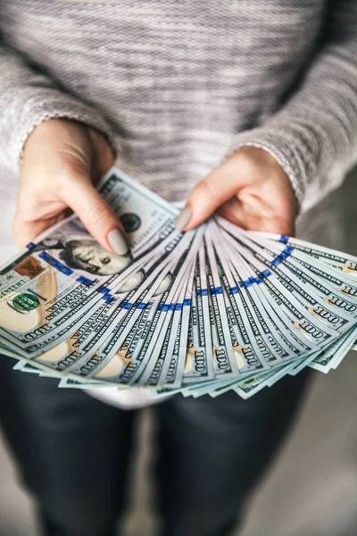 Mucho dinero en manos femeninas. Negocios. Dólares y prosperidad . —  Fotos de Stock