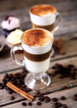 Kahve cam ahşap arka plan üzerinde