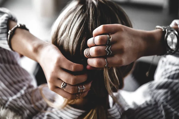 Visão traseira da mulher muito jovem ajustando seu cabelo, Moda, estilo, anéis — Fotografia de Stock