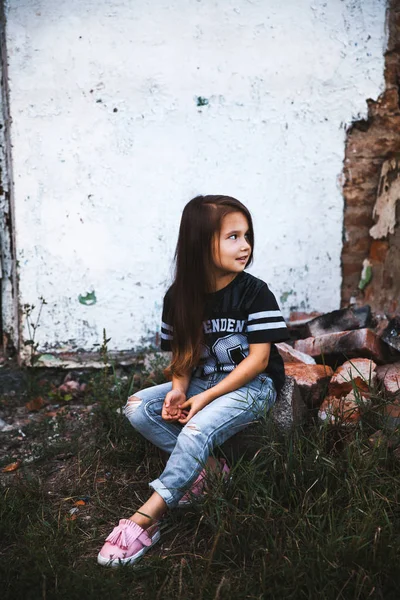 Hermosa niña en harapiento jeans.fashion niño — Foto de Stock