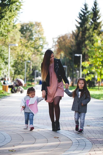 Famiglia - madre e due bambini che camminano per strada — Foto Stock