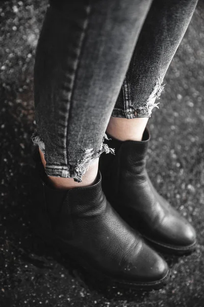 Vrouwen schoenen en spijkerbroek op het strand in het zand — Stockfoto