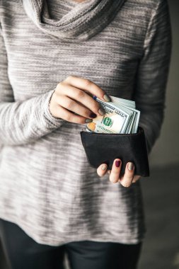 Bayan deri cüzdan yüz dolar bir tomar ile bağlı. İş teklifi. Güzel manikür