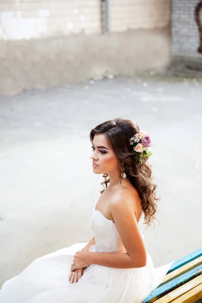 Belle jeune mariée le jour du mariage. Robe de vacances — Photo