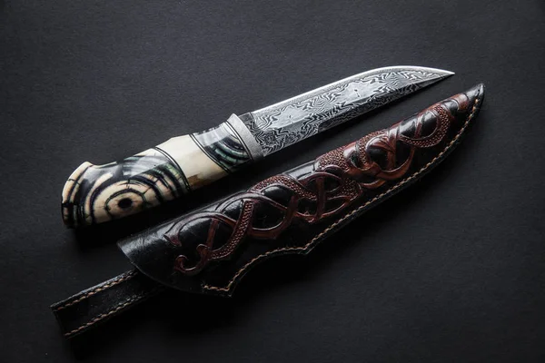 Cuchillo cazador con mango de madera sobre fondo oscuro —  Fotos de Stock