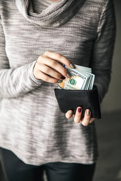 В женских руках кожаный бумажник с пачкой сотен долларов. Бизнес предложение. Красивый маникюр — стоковое фото