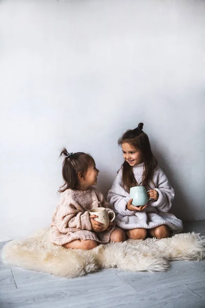 Niedlichen kleinen Mädchen trinkt Tee am Morgen — Stockfoto
