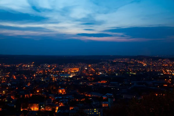 kalabalık birçok şehir ışıkları ile gece havadan görünümü
