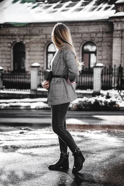 Fashion young woman wearing black hat checkered coat jacket handbag — Stock Photo, Image