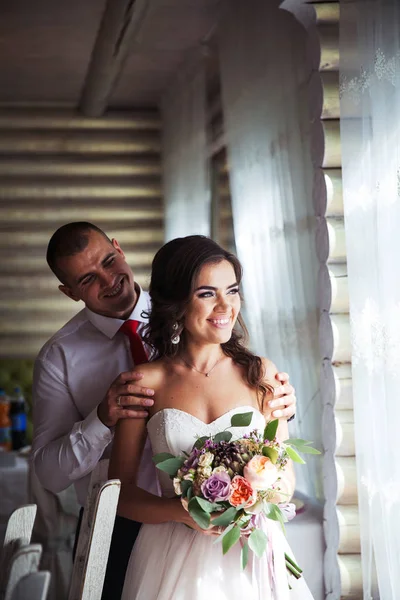 Gelin ve damat Restoran pencerede. Tatil, düğün günü