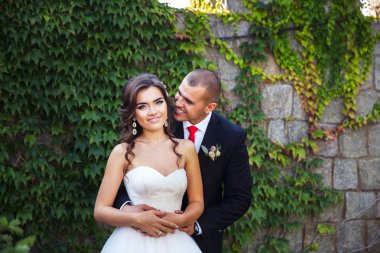 Gelin ve damat binalar yürüyüş. Düğün günü. Tatil giyim