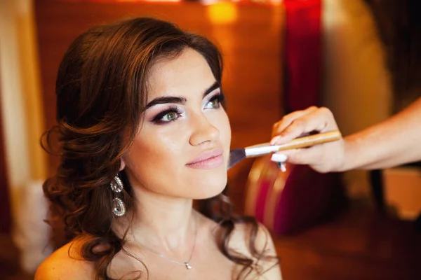 Maquillaje artista preparando novia antes de su boda — Foto de Stock