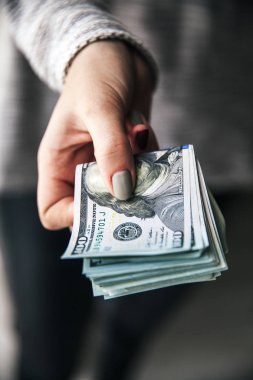 Bir yığın para, güzel eller dolar. Güzel manikür ile. İş teklifi. Modern moda.