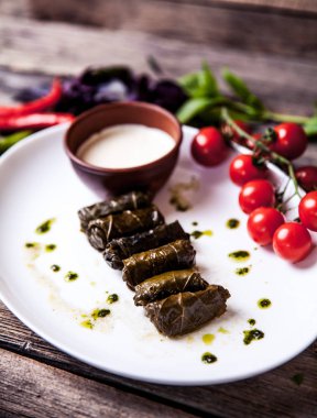 Sos ve domates ile üzüm yaprakları lahana rulo. Gıda