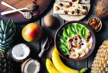 Yoğurt ahşap arka plan üzerinde farklı meyve ile. Yararlı gıda, beslenme, organik.