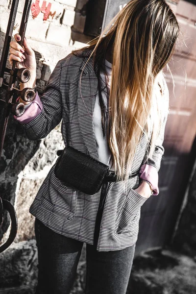 Moda giovane donna indossa cappello nero giacca a scacchi borsa — Foto Stock