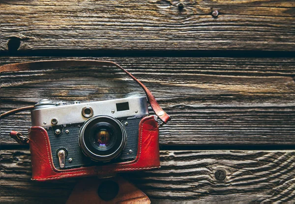 Retro-Kamera auf Holztischhintergrund, Vintage-Farbton — Stockfoto