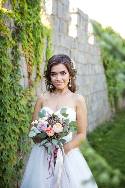 結婚式の花の花束と美しい若い花嫁 休日のドレス — ストック写真