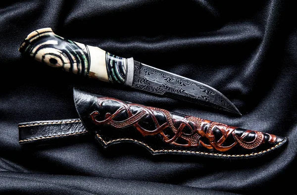 Cuchillo cazador con mango de madera sobre fondo oscuro — Foto de Stock