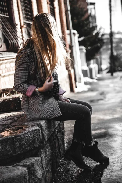 Moda jovem mulher vestindo chapéu preto xadrez casaco bolsa — Fotografia de Stock