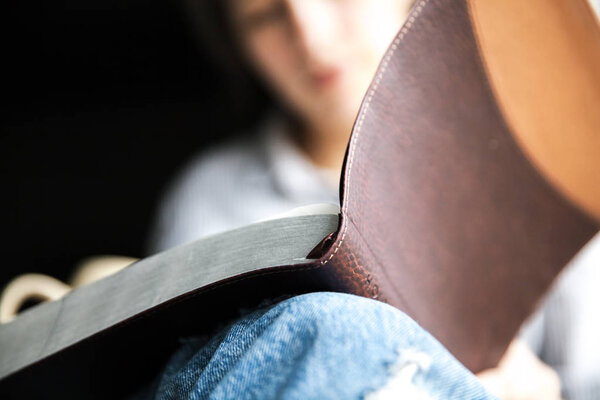 Young woman reading a book and holding cup of tea or coffee. — Stock Photo, Image