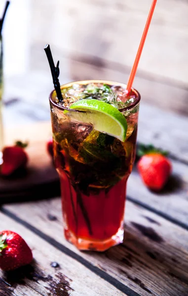 Gelenek yaz içki mojito limon ve nane, çilek ile