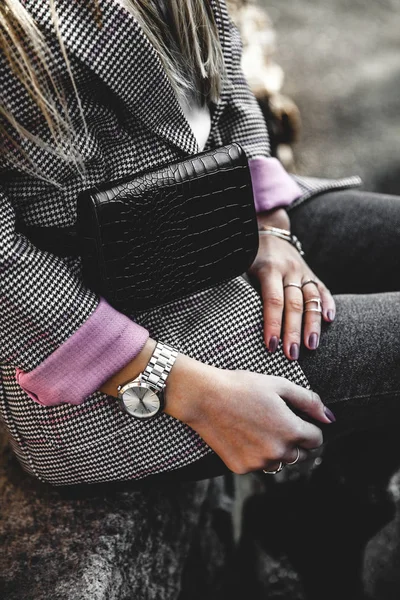 Mode jeune femme portant chapeau noir manteau à carreaux veste sac à main — Photo