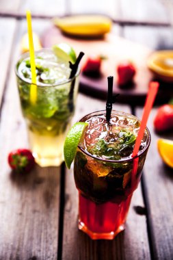 Gelenek yaz içki mojito limon ve nane, çilek ile