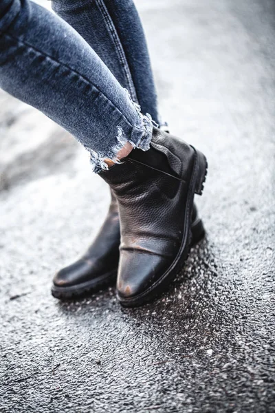 Zapatos de mujer y jeans en la playa en la arena —  Fotos de Stock