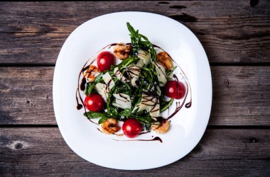 Mozzarella peyniri, domates ve fesleğen salata