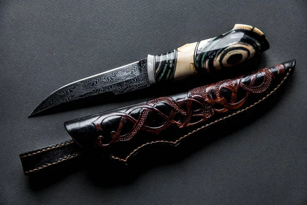 Cuchillo cazador con mango de madera sobre fondo oscuro — Foto de Stock