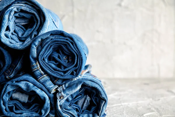 Roll Blue Denim Jeans auf grauem Hintergrund — Stockfoto
