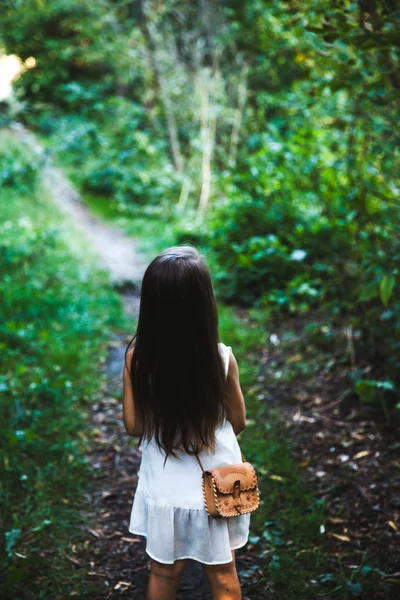 Gros plan de la fille en robe blanche — Photo