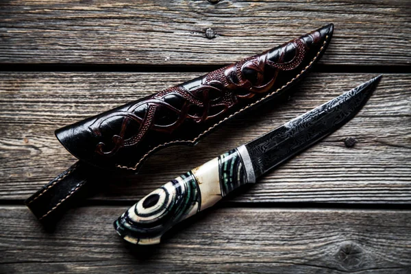 Cuchillo hecho a mano de acero y mango de madera — Foto de Stock