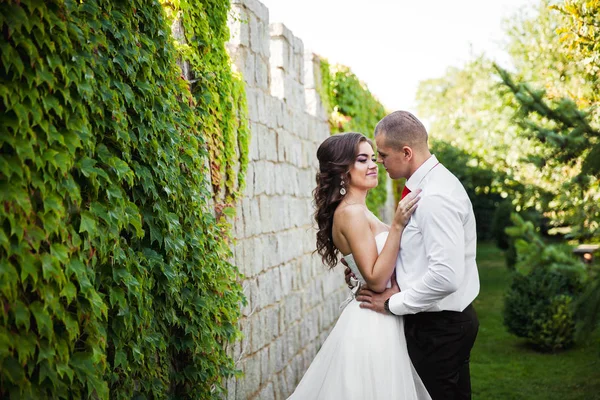 Mooie jong koppel. de bruid en bruidegom op hun trouwdag. Zijn de muren in de lengte — Stockfoto