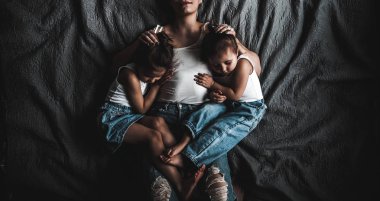 Mutlu aile anne ve kızı kızı oyun yatakta
