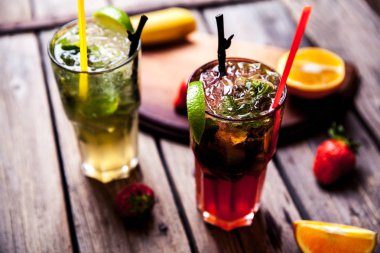 Gelenek yaz içki mojito limon ve nane, çilek ile