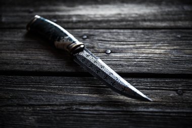 avcı muharebe el beyaz zemin üzerine izole bıçak yapımı