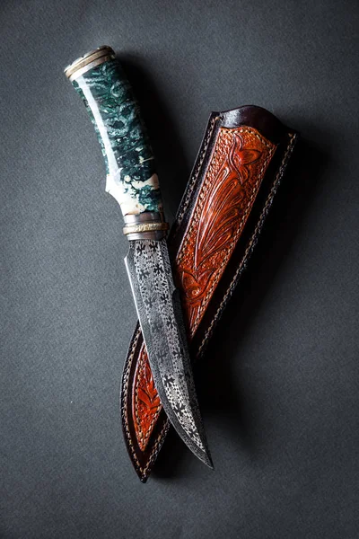 Hunter faca de combate feito à mão isolado no fundo branco — Fotografia de Stock