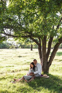 Gün batımında kocasıyla mutlu hamile kadın